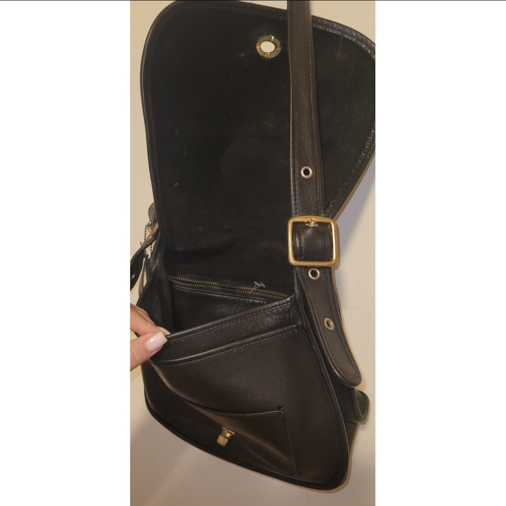 Coach Black Shoulder Bag with Sleek Design